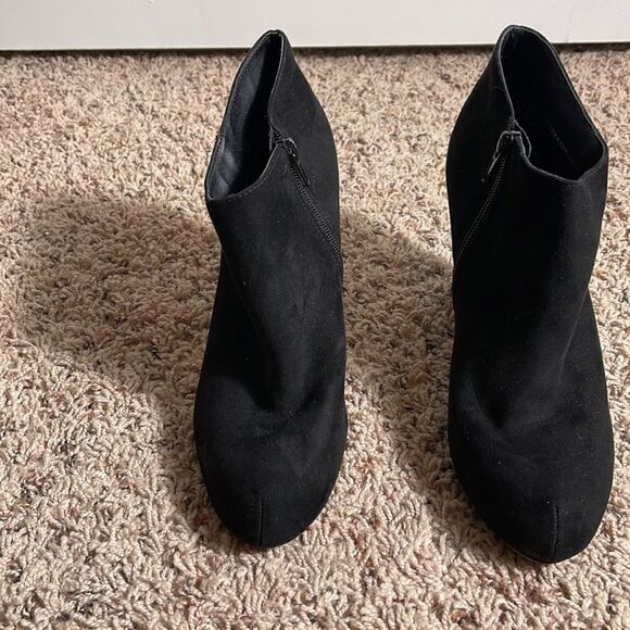 MADDEN NYC BLACK FAUX SUEDE BOOTIE SIZE 8.5 - Picture 4 of 7